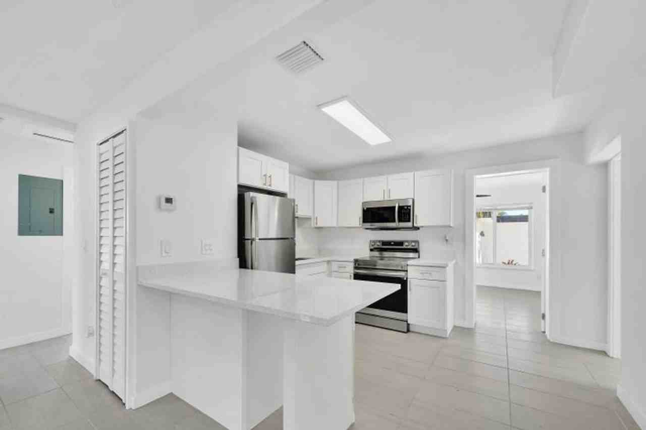 1108 Ne 16th St - Photo 3 of 22