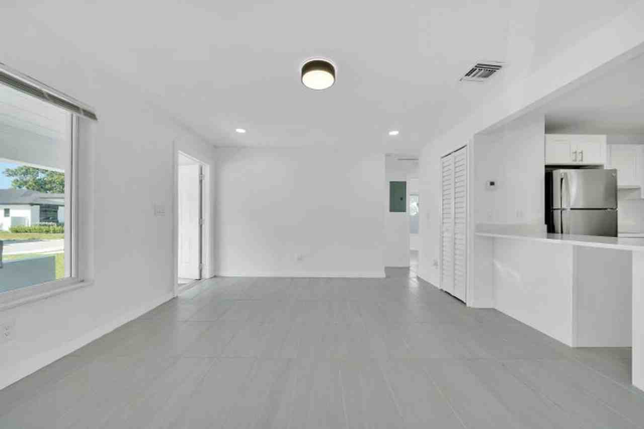 1108 Ne 16th St - Photo 5 of 22