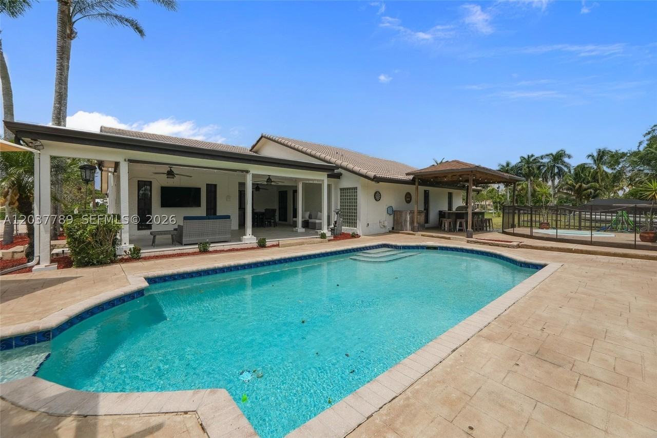 1300 Nw 122nd Ave - Photo 4 of 41