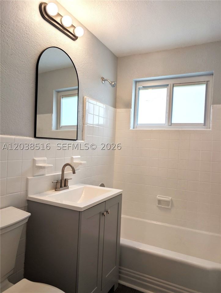 2721 Nw 25th St - Photo 3 of 31