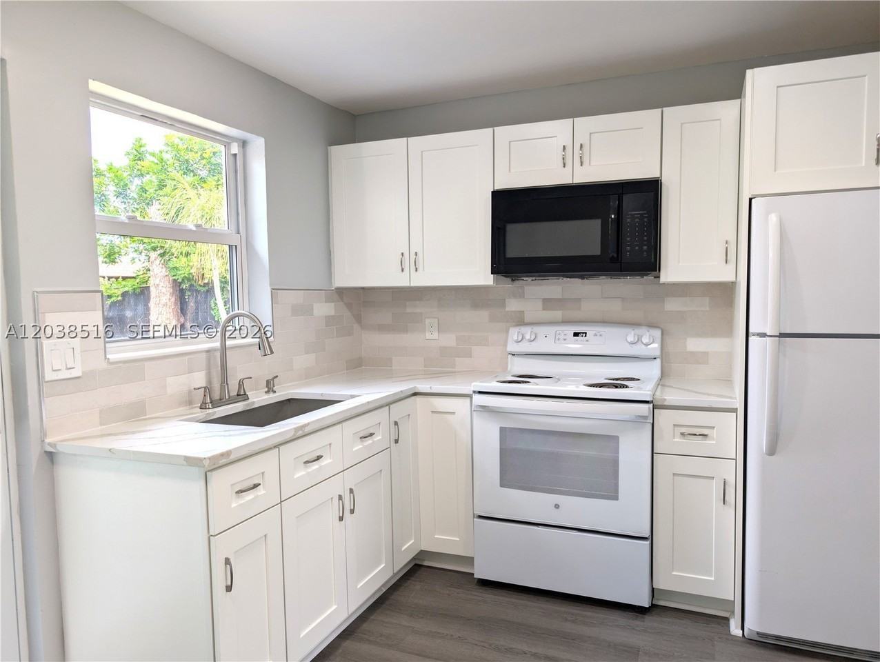 2721 Nw 25th St - Photo 6 of 31