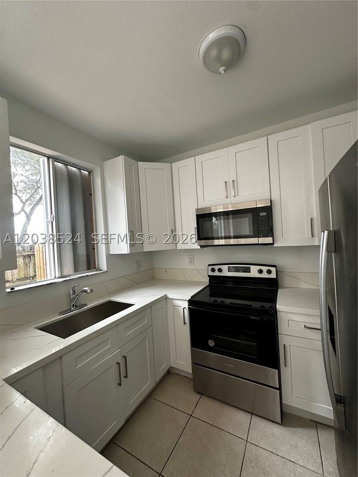 2452 Se 14th Ave #284 - Photo 3 of 8
