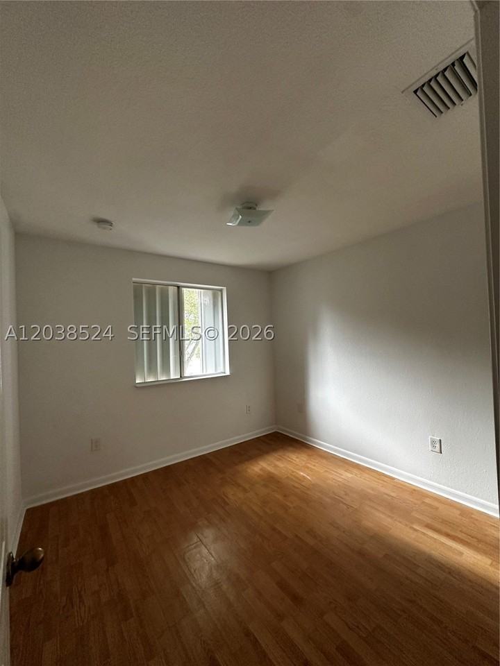 2452 Se 14th Ave #284 - Photo 4 of 8