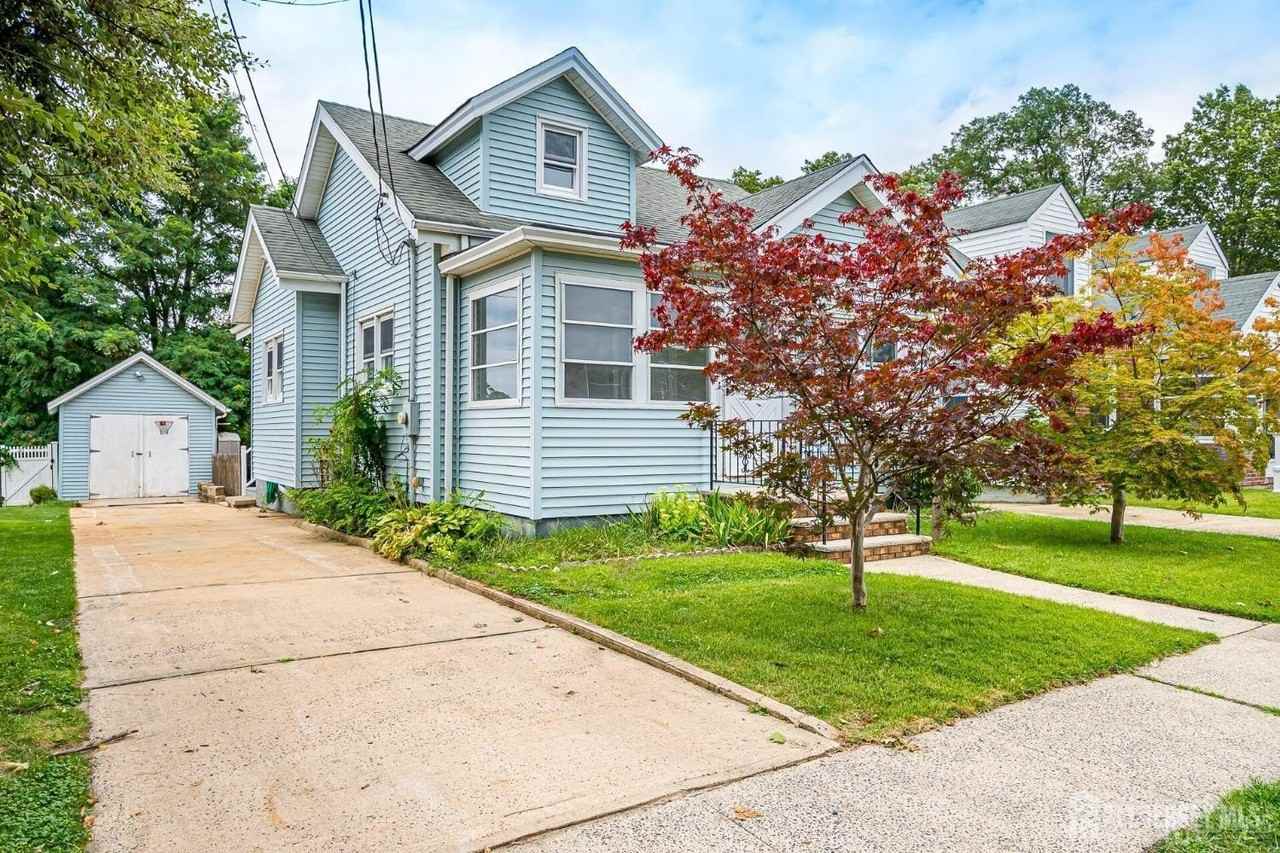 48 Johnson Pl - Photo 3 of 34