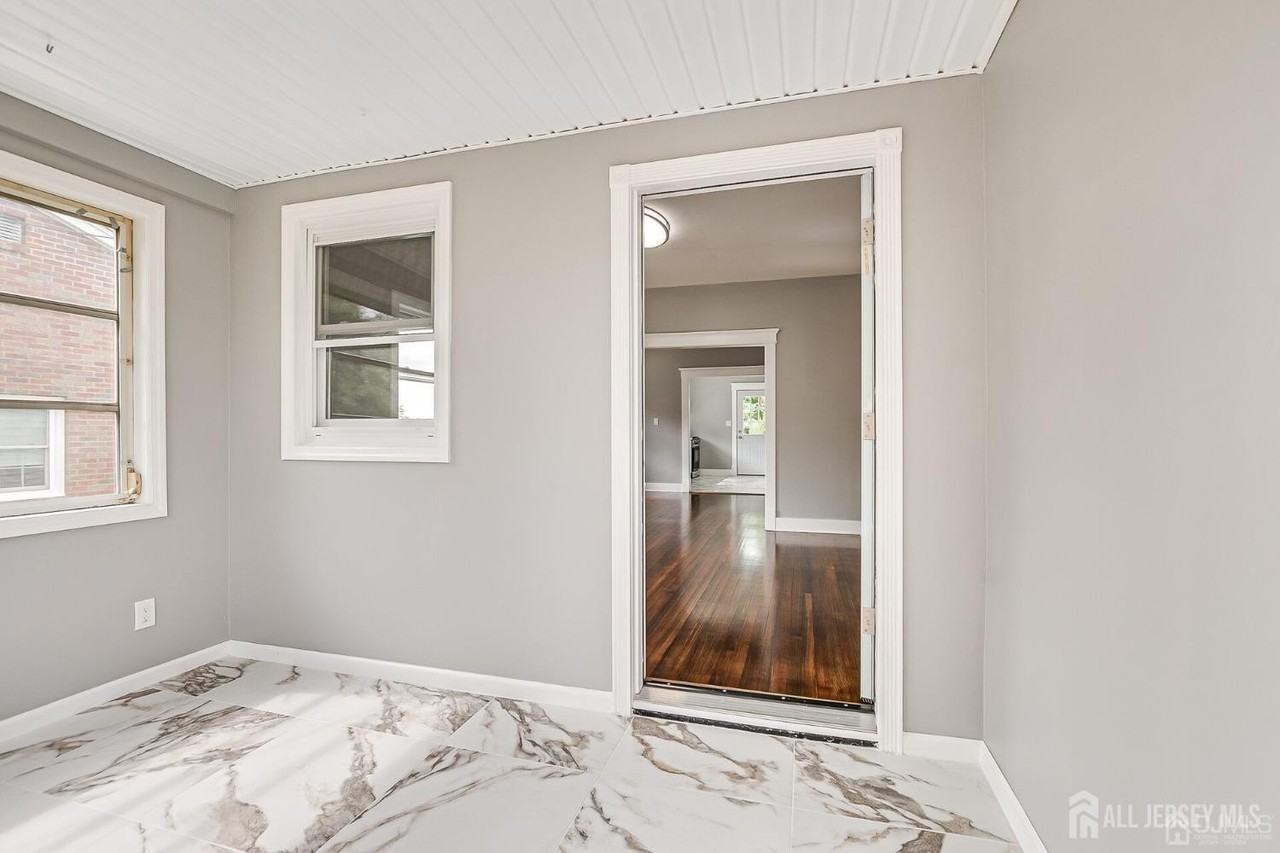 48 Johnson Pl - Photo 4 of 34