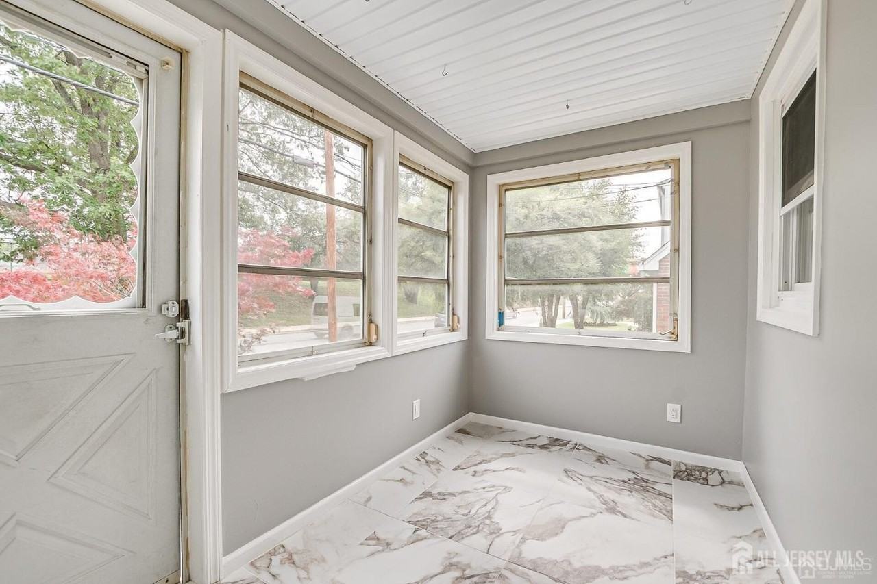 48 Johnson Pl - Photo 5 of 34