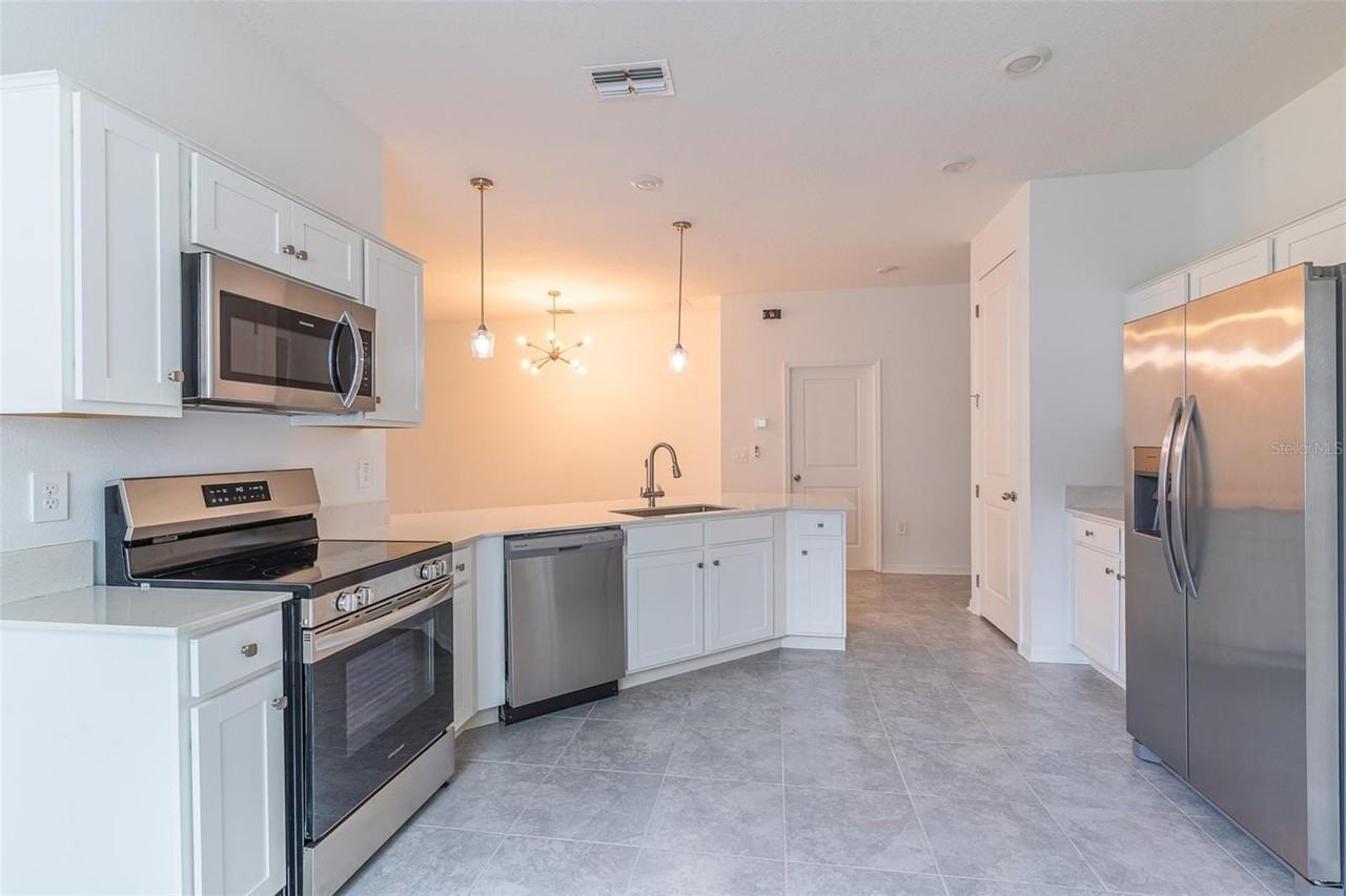 628 REGGIE ROAD - Photo 4 of 37