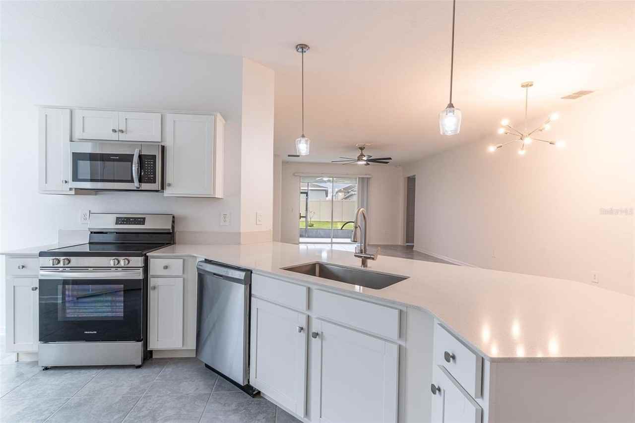 628 REGGIE ROAD - Photo 5 of 37