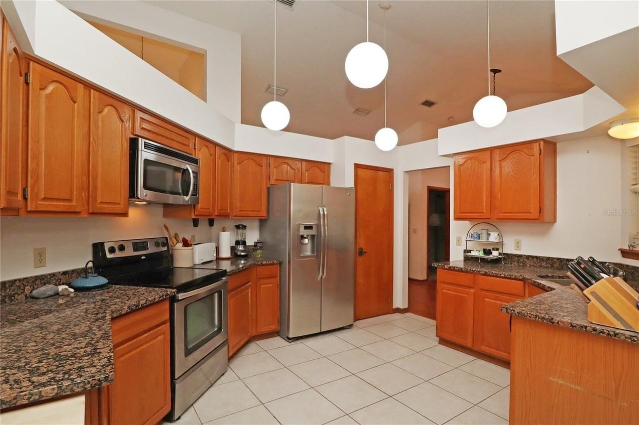 5722 Bay Side Dr - Photo 6 of 28