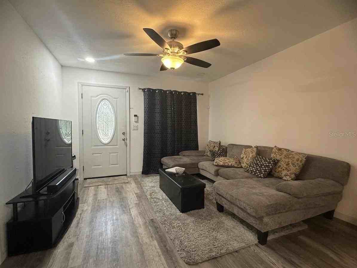 636 Rainbow Blvd - Photo 2 of 13