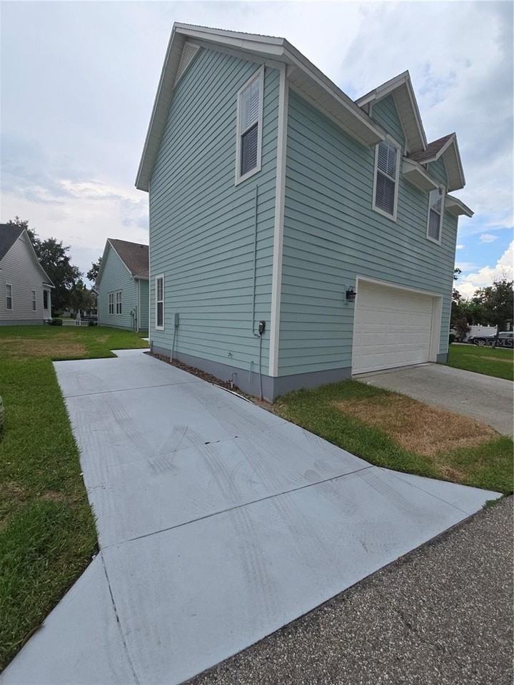 104 Eastpark Cres #B