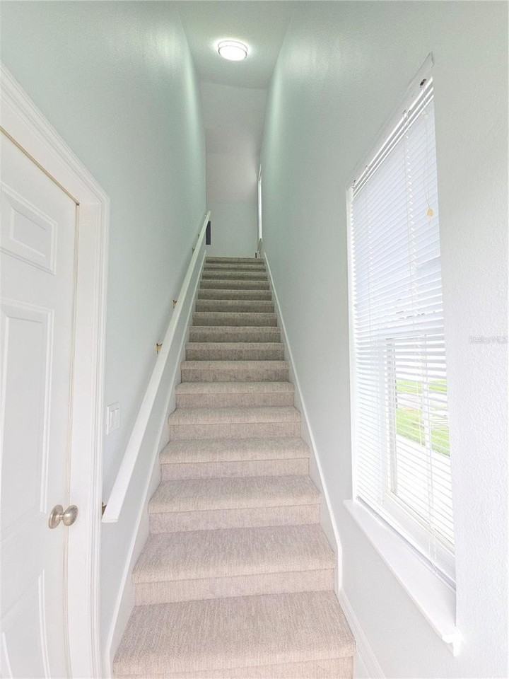 104 Eastpark Cres #B - Photo 2 of 13