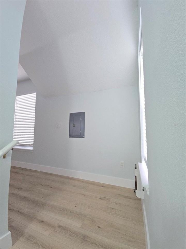 104 Eastpark Cres #B - Photo 3 of 13