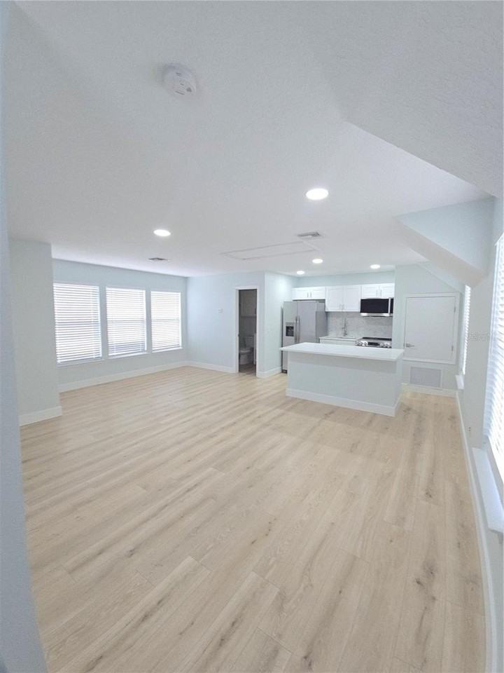 104 Eastpark Cres #B - Photo 4 of 13