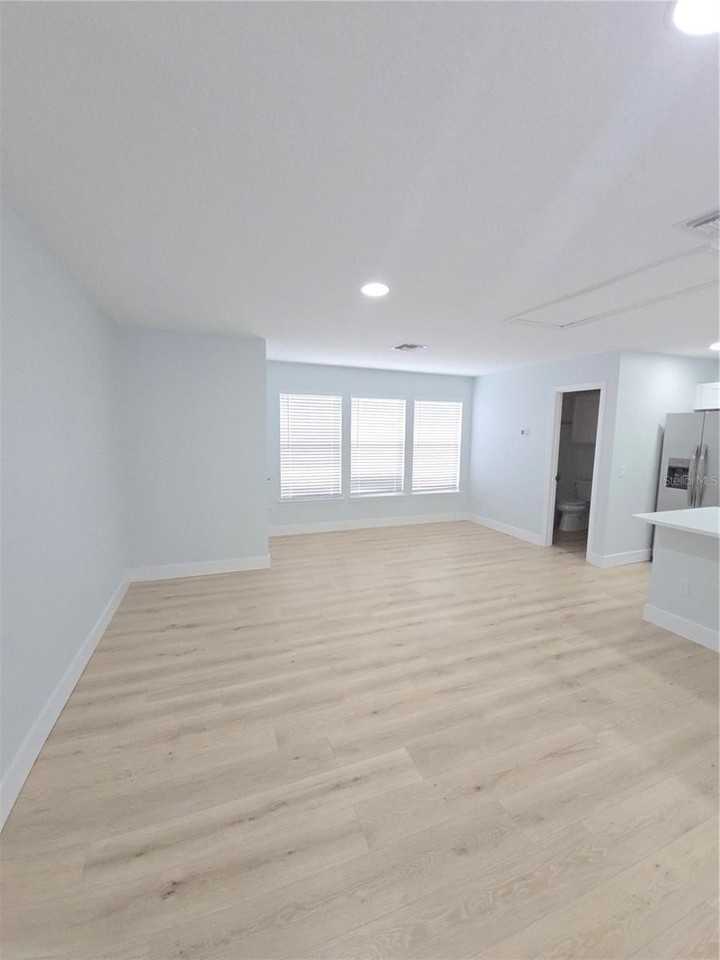 104 Eastpark Cres #B - Photo 5 of 13