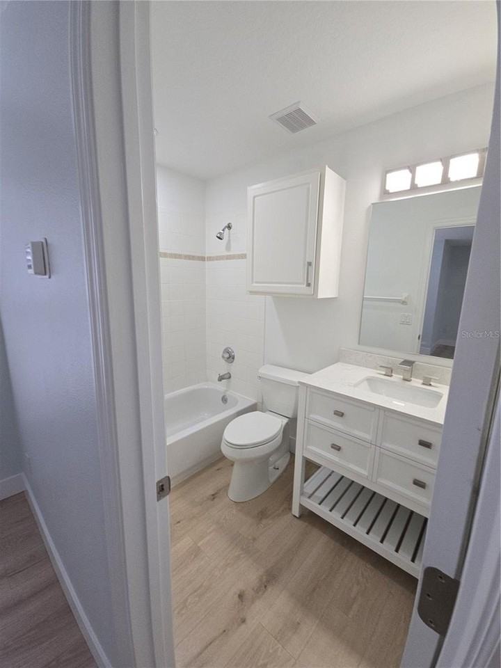 104 Eastpark Cres #B - Photo 7 of 13