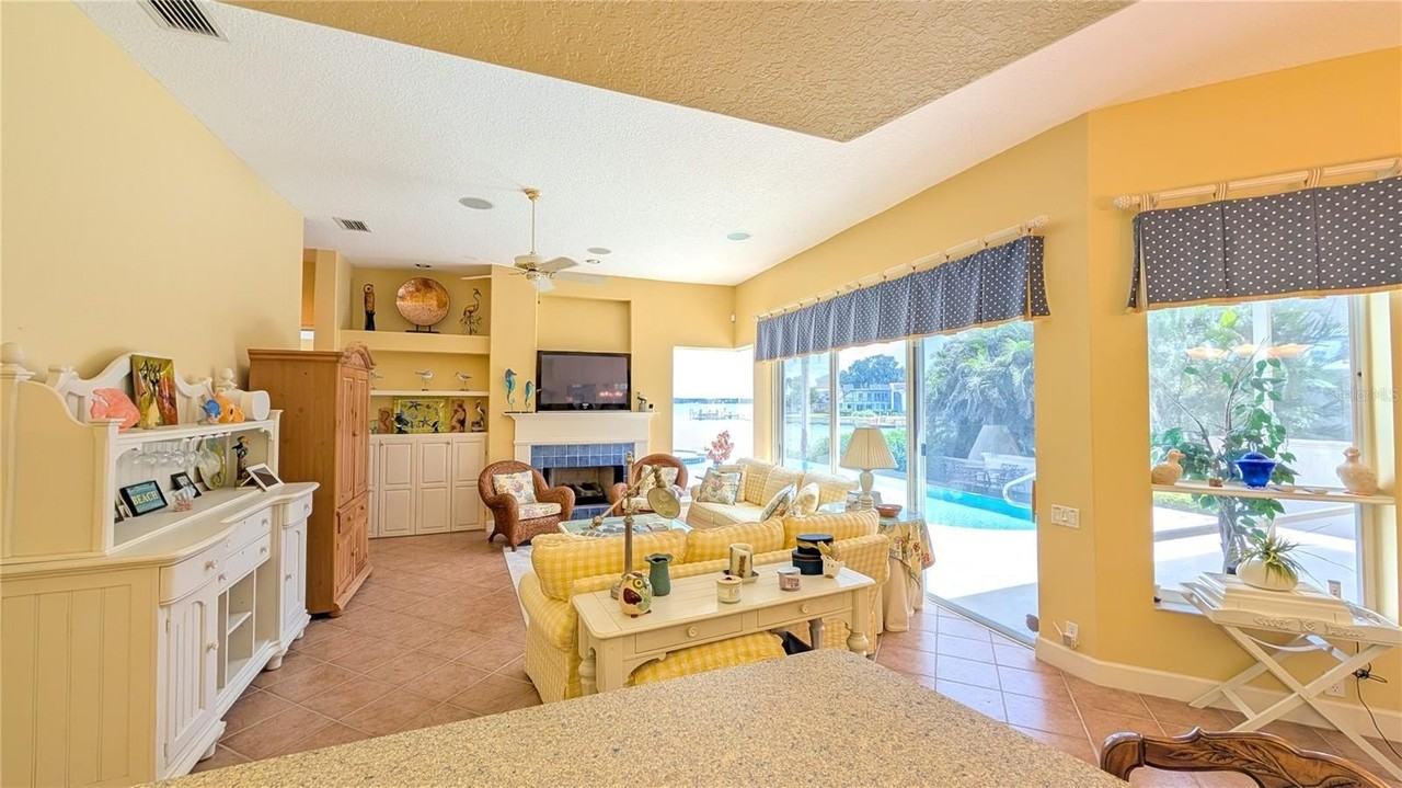 4709 Dolphin Cay Ln S - Photo 7 of 20