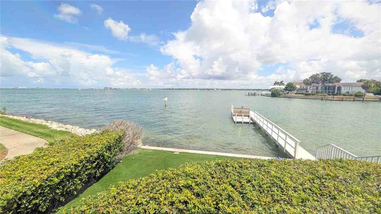 4709 Dolphin Cay Ln S - Photo 3 of 33