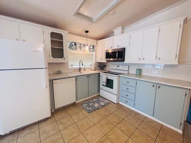 7071 Spanish Moss Ln - Photo 2 of 32