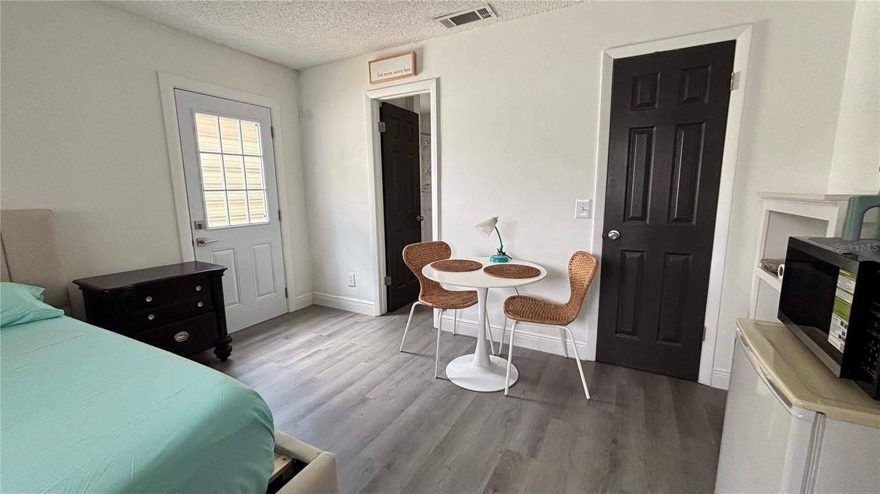 855 Sunridge Point Dr #B - Photo 4 of 18