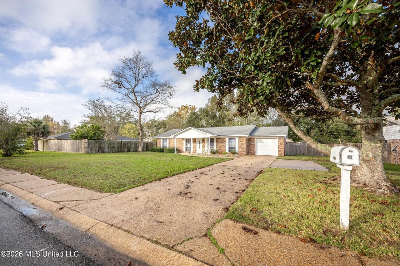 1213 King Henry Dr - Photo 3 of 50