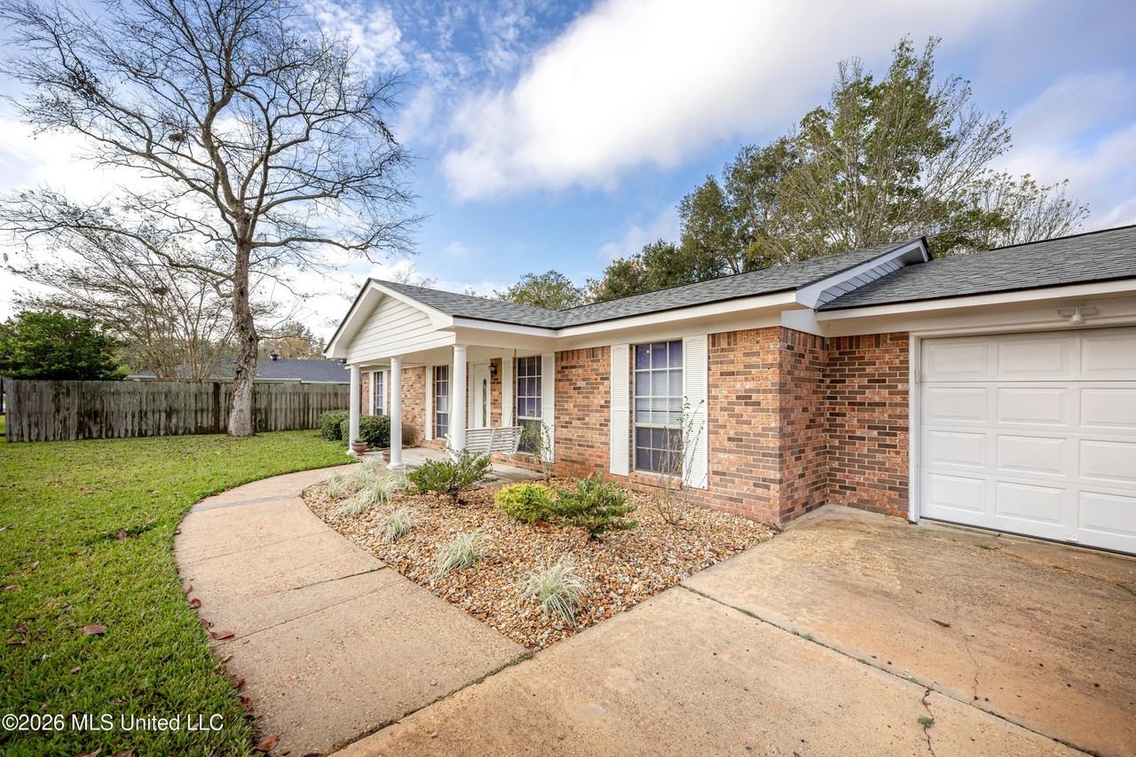 1213 King Henry Dr - Photo 5 of 50