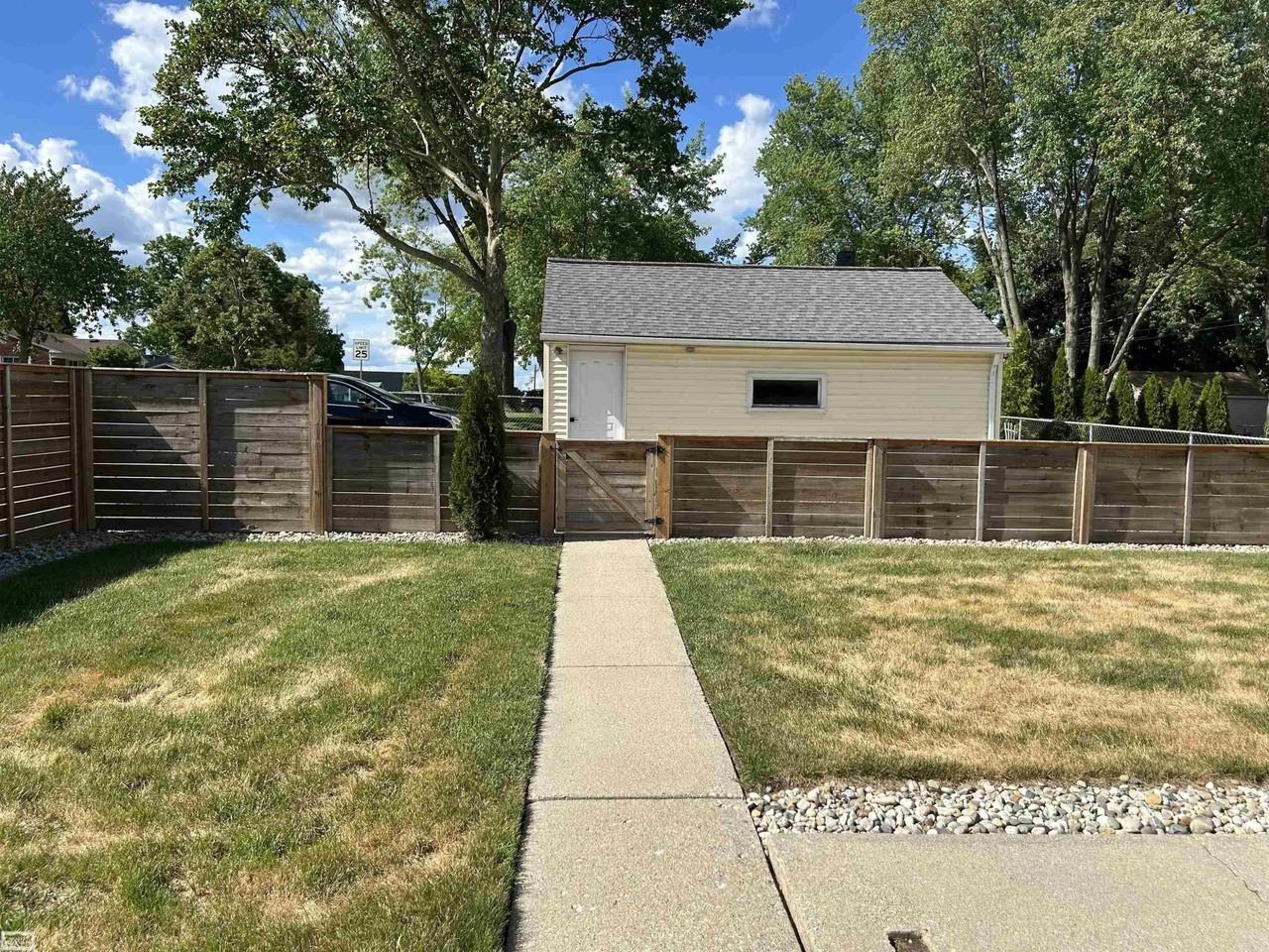 930 W 3rd St - Photo 7 of 19