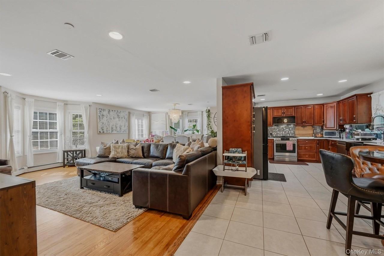42 Leonard St - Photo 4 of 29