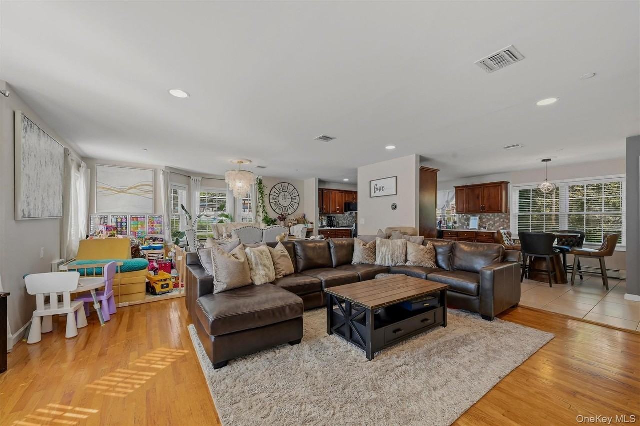 42 Leonard St - Photo 6 of 29
