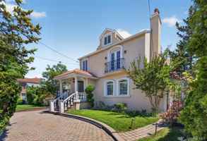 featured image of 1425 Burton St