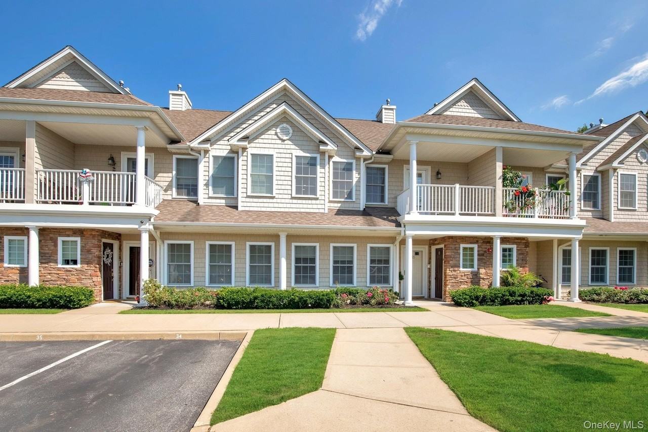 34 Della Dr