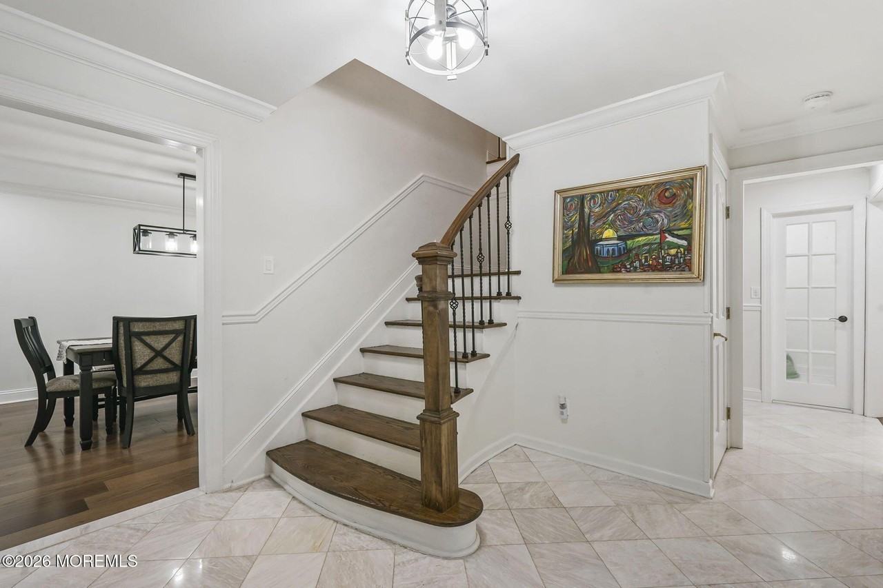 16 Phyllis Pl - Photo 4 of 37