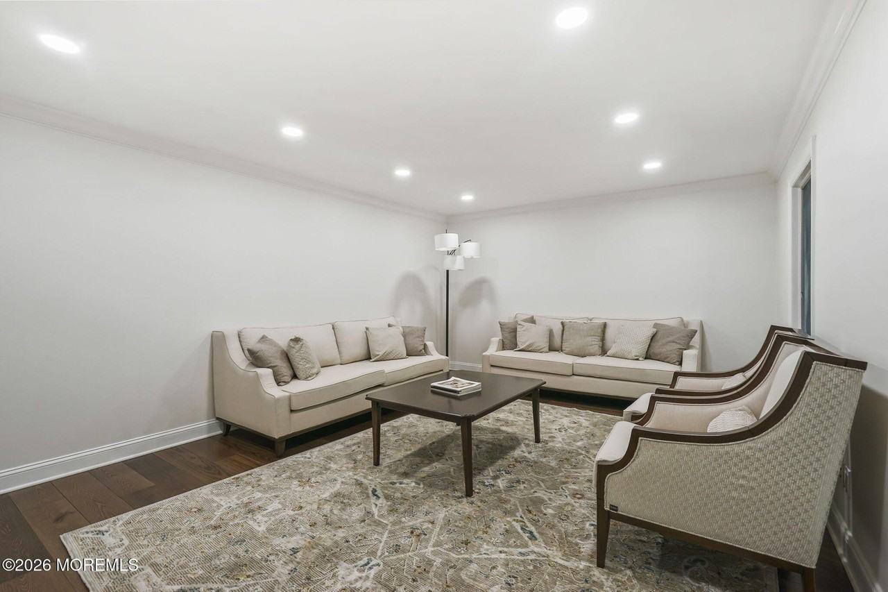 16 Phyllis Pl - Photo 6 of 37