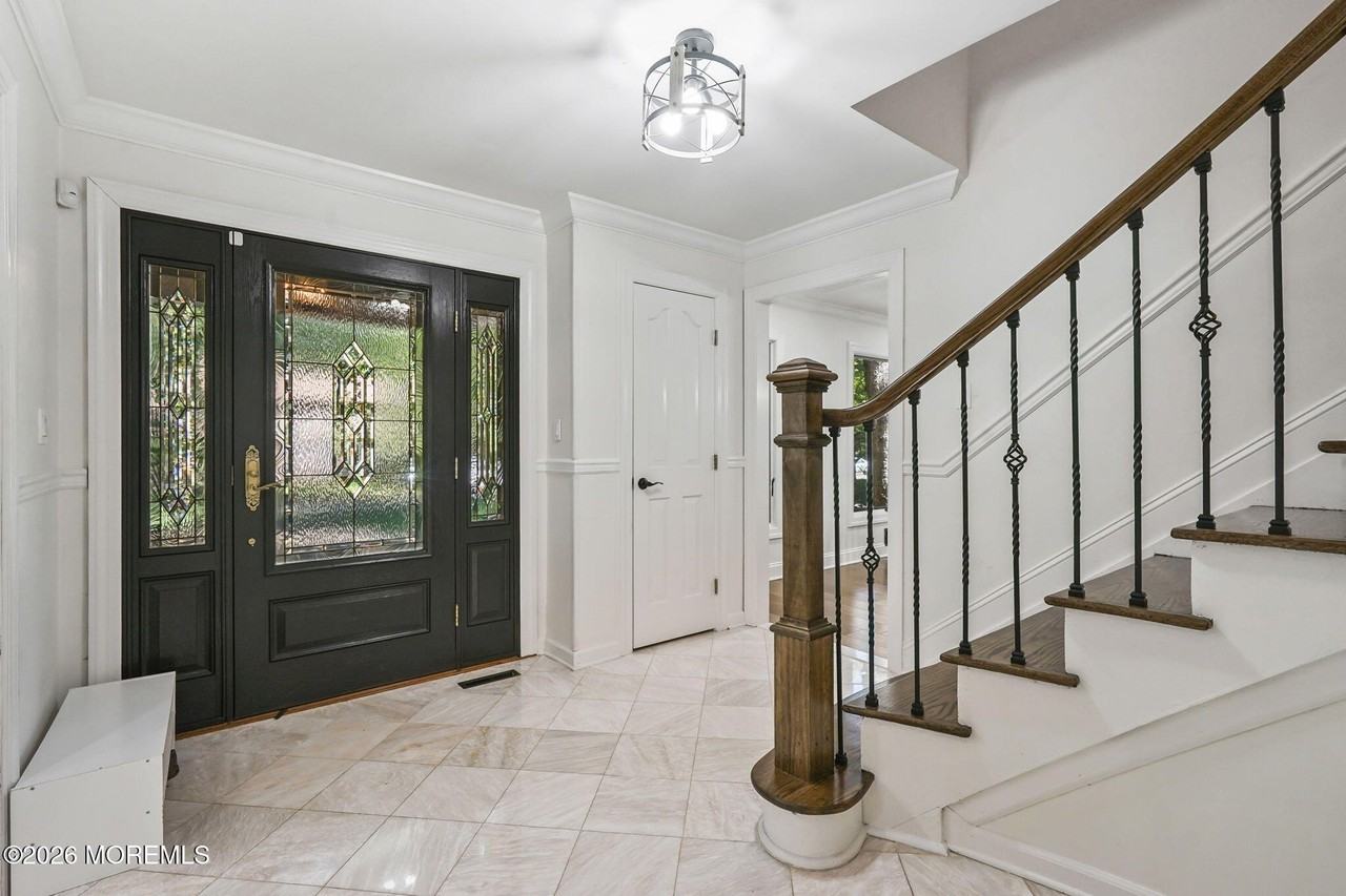 16 Phyllis Pl - Photo 7 of 37