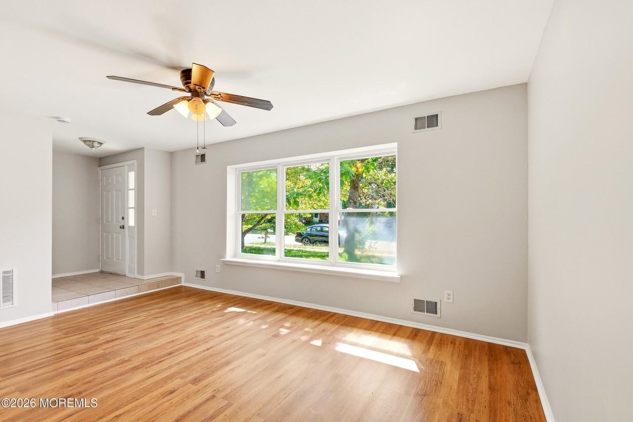 35 Mizzen Dr - Photo 4 of 18