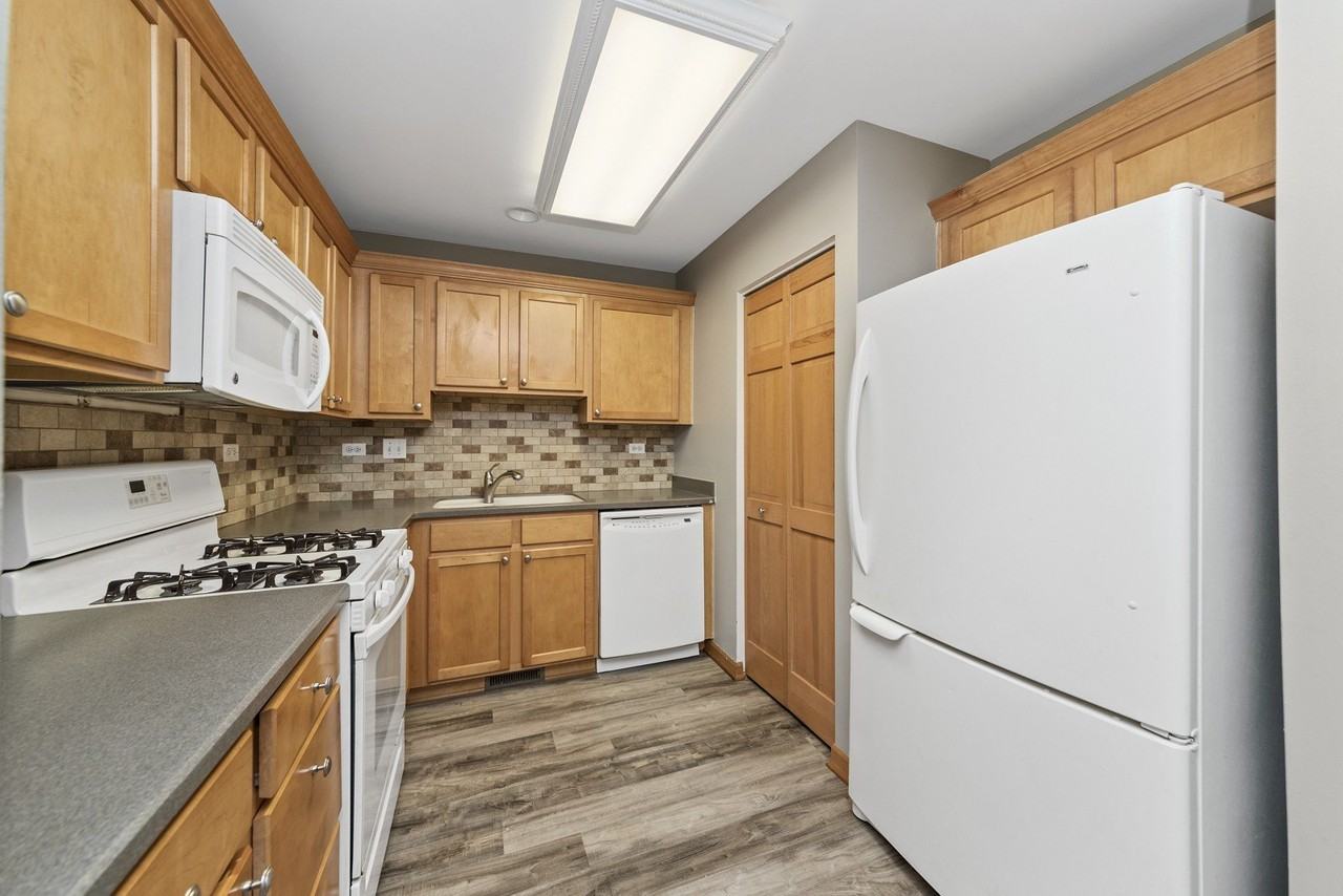 690 Lincoln Station Dr - Photo 3 of 20