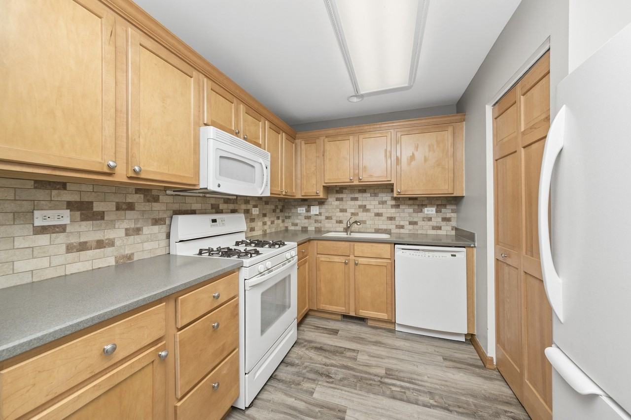 690 Lincoln Station Dr - Photo 4 of 20