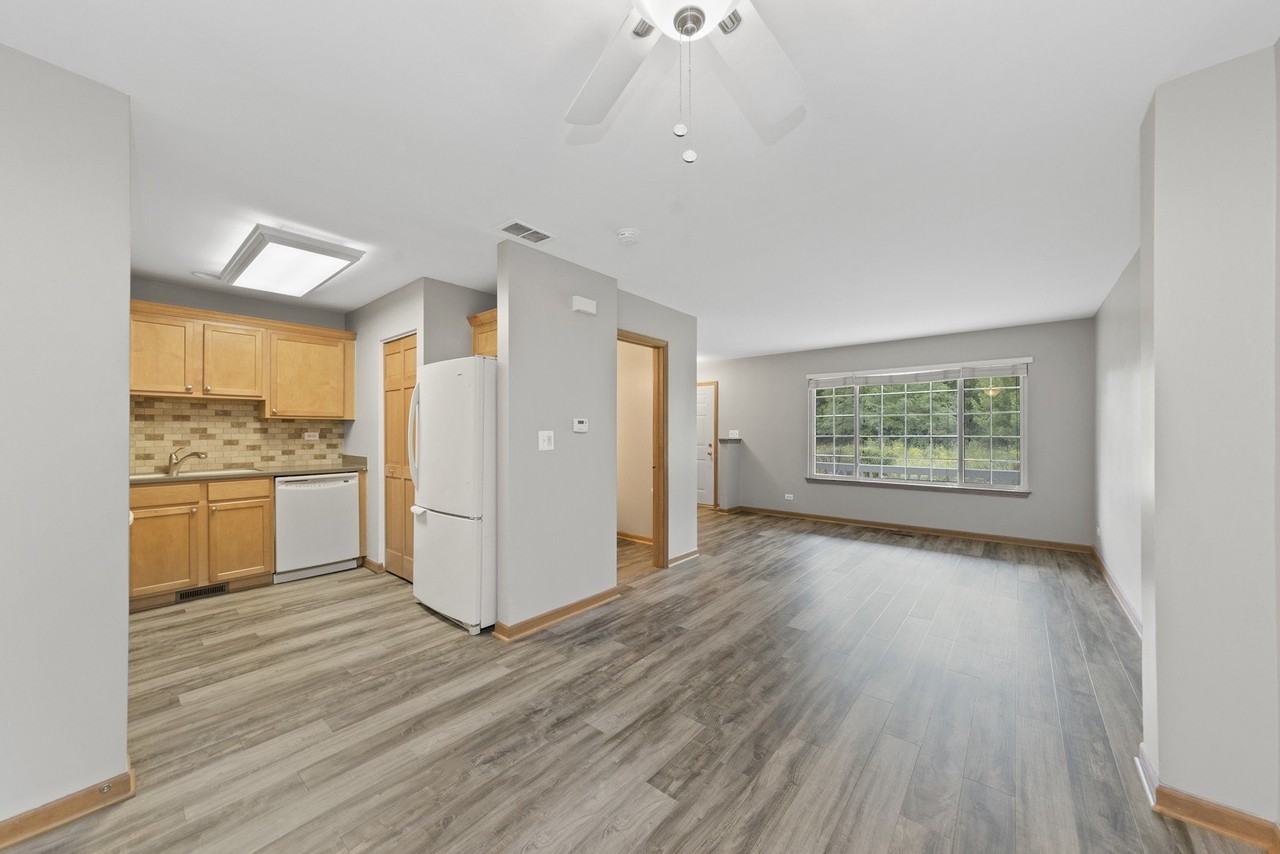 690 Lincoln Station Dr - Photo 5 of 20
