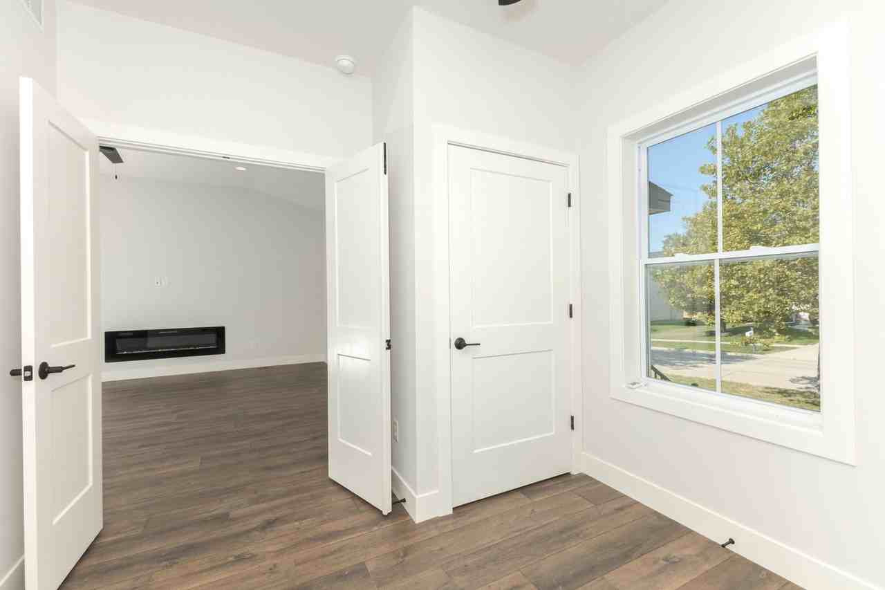 1613 Belclare Rd - Photo 7 of 38