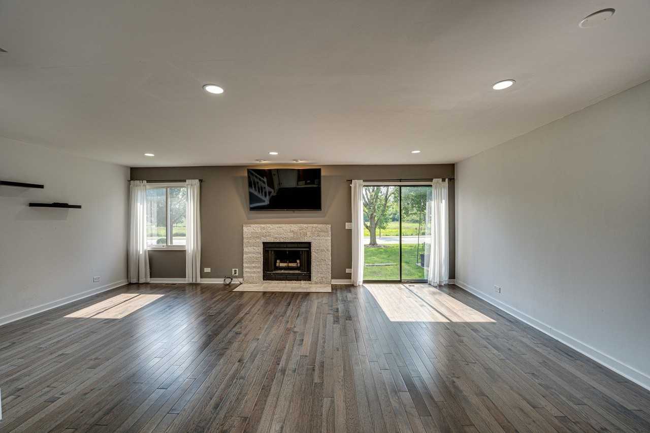 1633 Hilton Head Dr - Photo 3 of 28