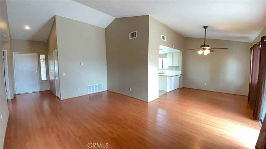 560 Boston St - Photo 3 of 20