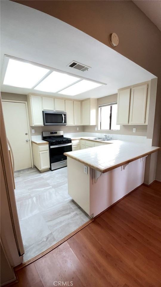 560 Boston St - Photo 5 of 20