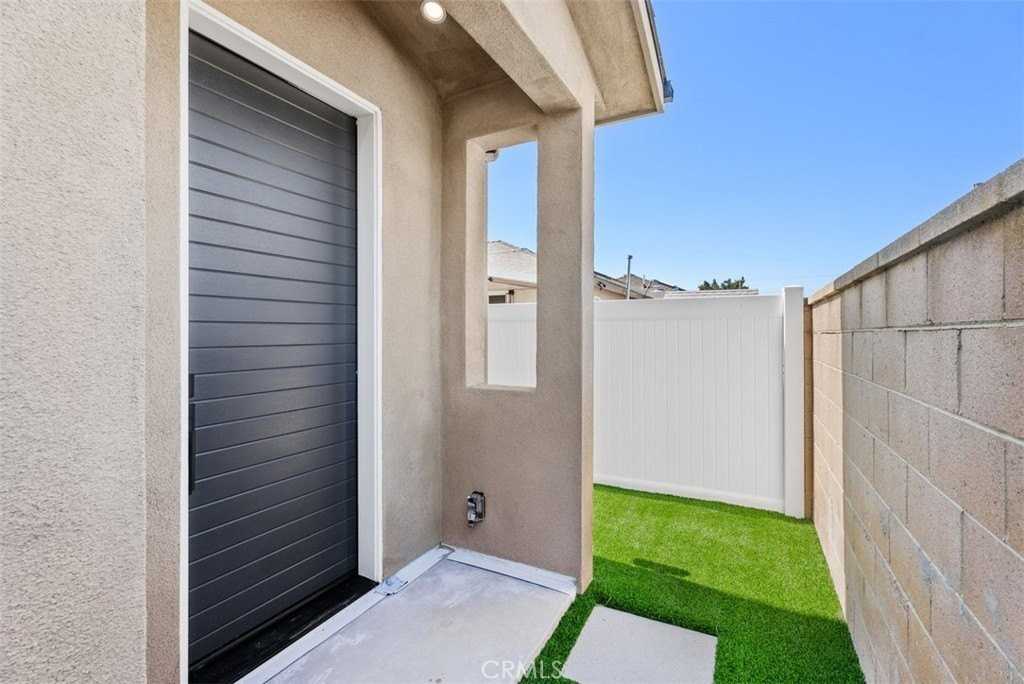 1325 W Ash B #B - Photo 2 of 15