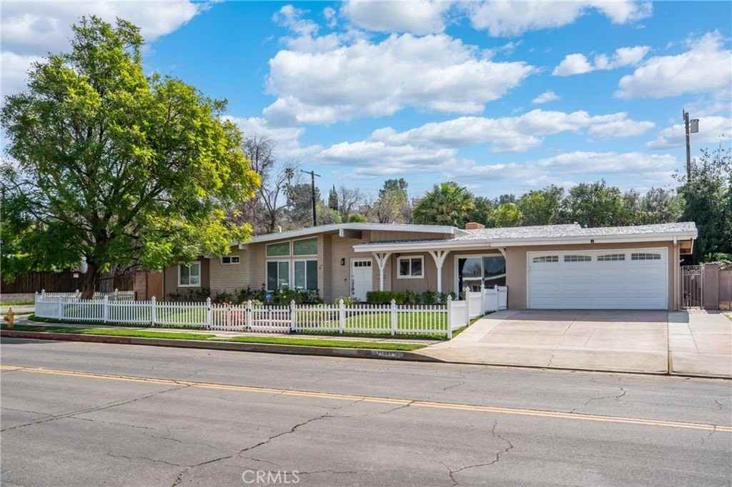 23000 Brenford St - Photo 3 of 35