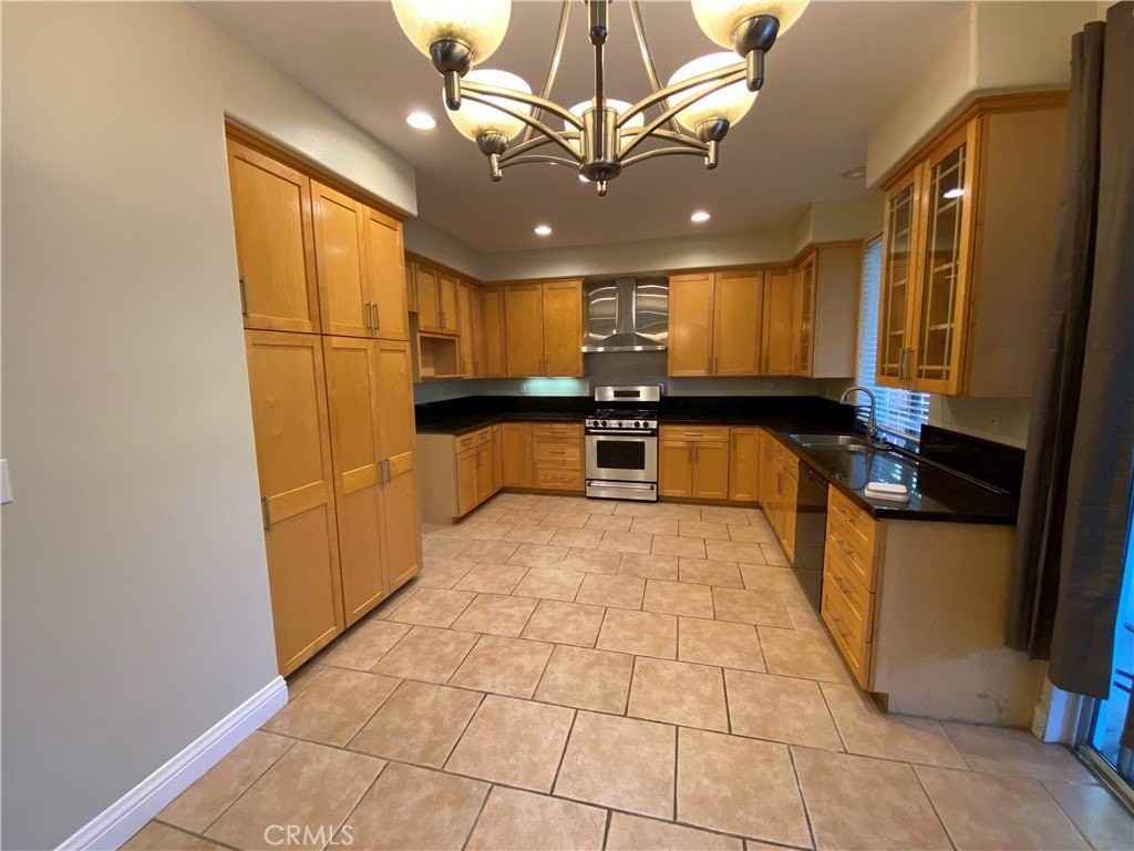 8210 Quakertown Ave - Photo 5 of 25