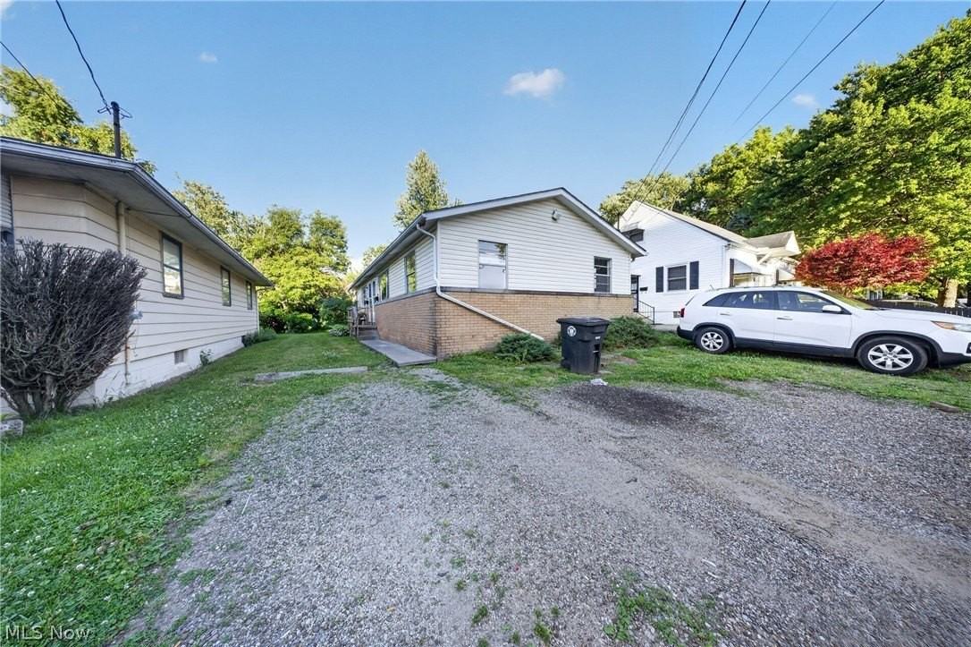 1095 Saint Michaels Ave - Photo 4 of 20