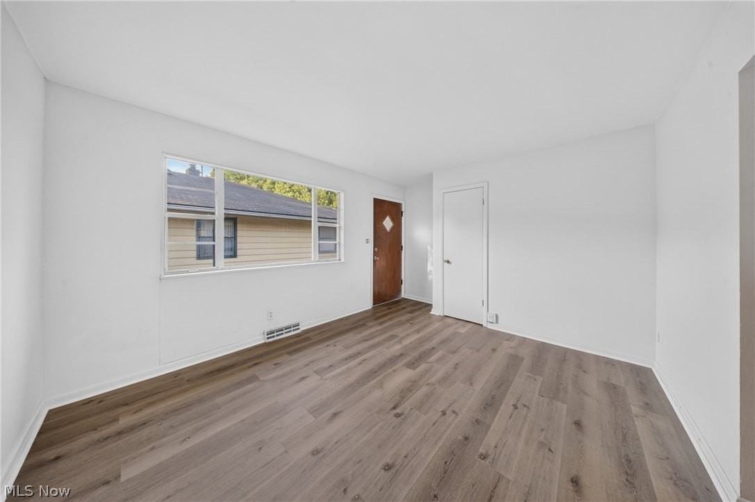 1095 Saint Michaels Ave - Photo 6 of 20