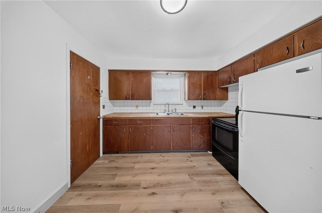 1095 Saint Michaels Ave - Photo 7 of 20