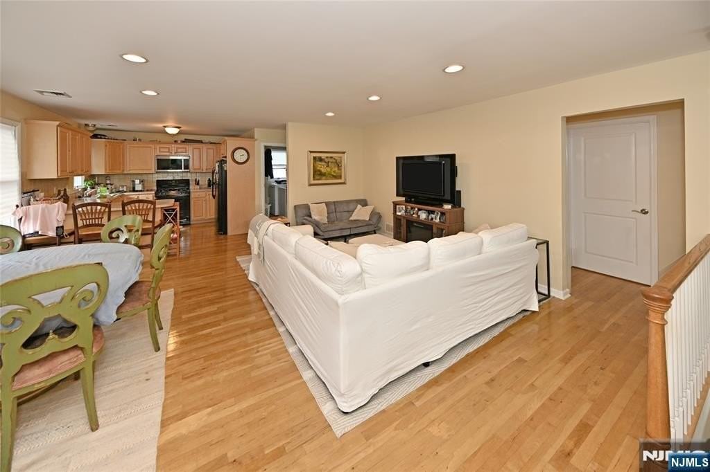 253 Madison Ave - Photo 3 of 13