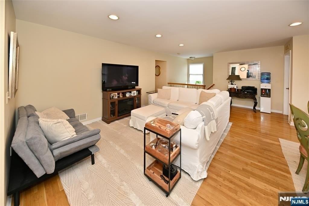 253 Madison Ave - Photo 4 of 13